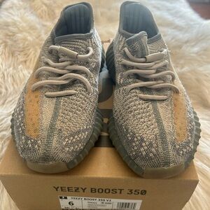 Yeezy Boost 350 V2 Sneakers